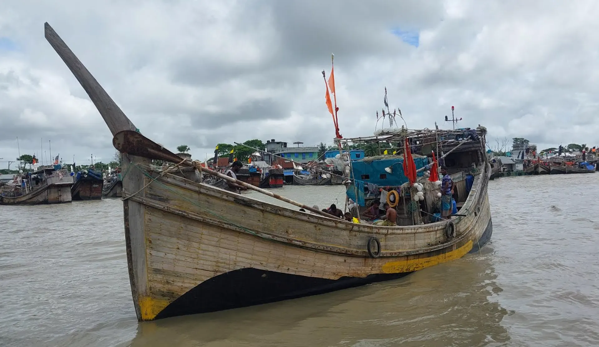 বঙ্গোপসাগরে ১৫ জেলেসহ মাছধরা ট্রলারডুবি, নিখোঁজ ৬, উদ্ধার ৯ 